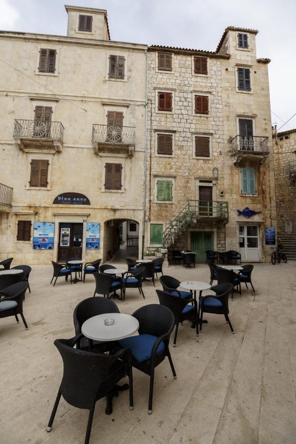 Apartment Filomena In The Center Komiza Bagian luar foto