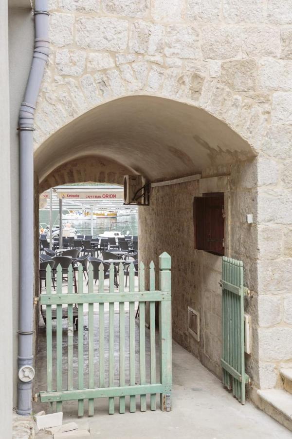 Apartment Filomena In The Center Komiza Bagian luar foto