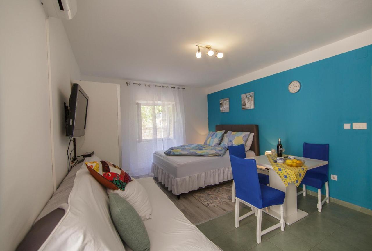 Apartment Filomena In The Center Komiza Bagian luar foto