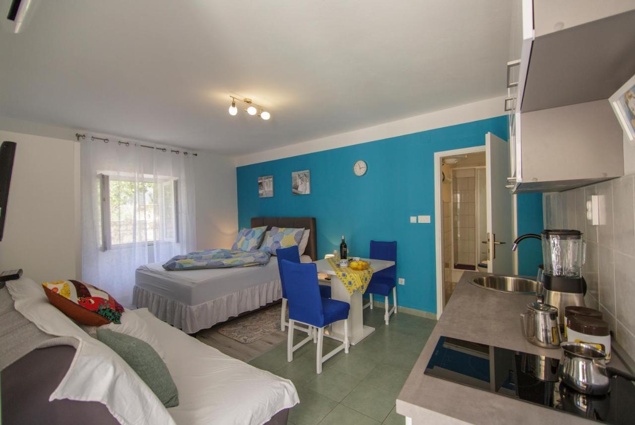 Apartment Filomena In The Center Komiza Bagian luar foto