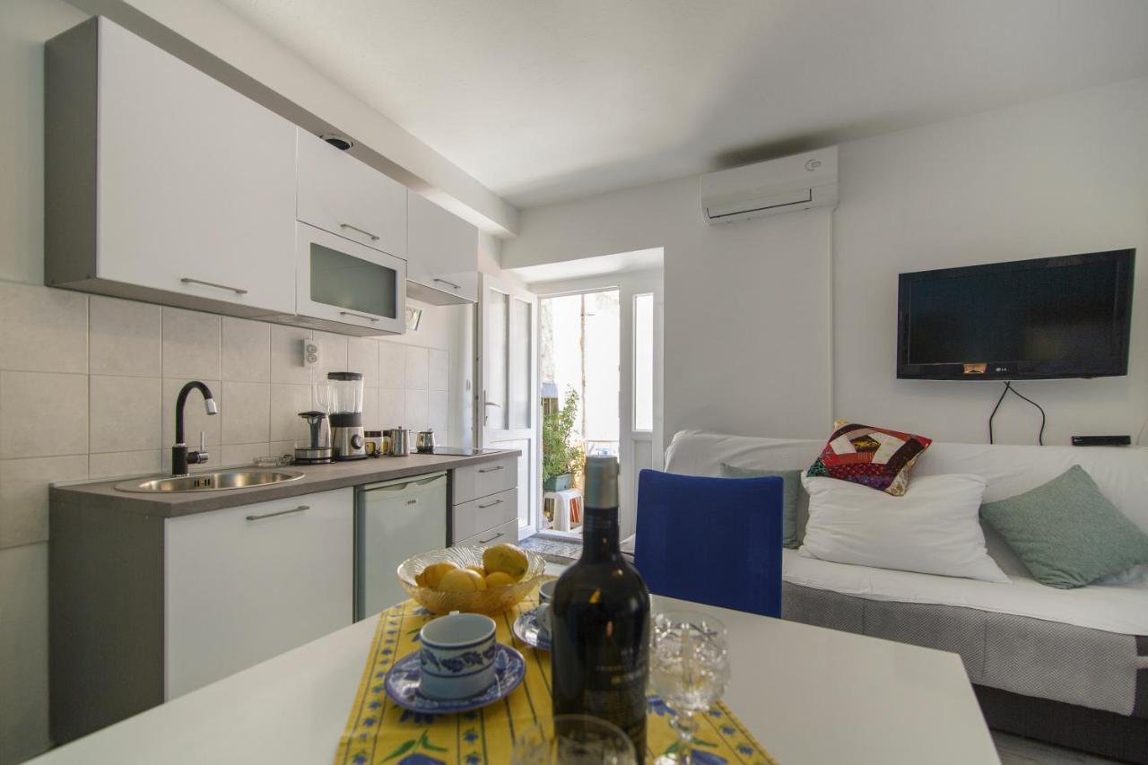Apartment Filomena In The Center Komiza Bagian luar foto