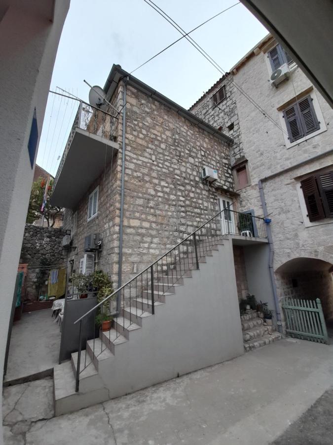 Apartment Filomena In The Center Komiza Bagian luar foto