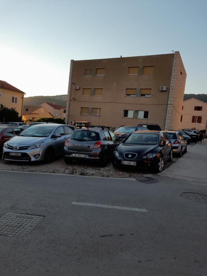 Apartment Filomena In The Center Komiza Bagian luar foto