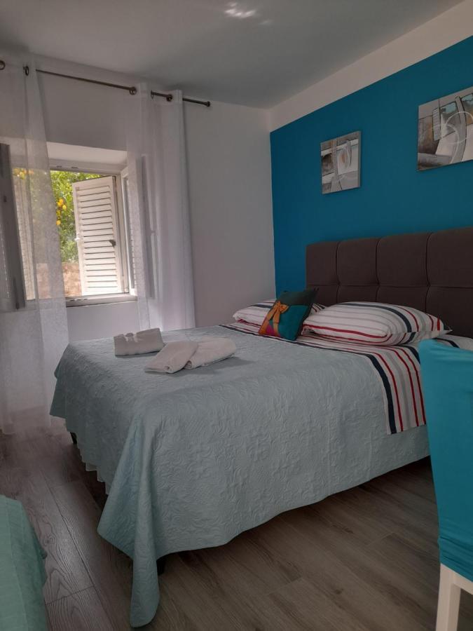 Apartment Filomena In The Center Komiza Bagian luar foto