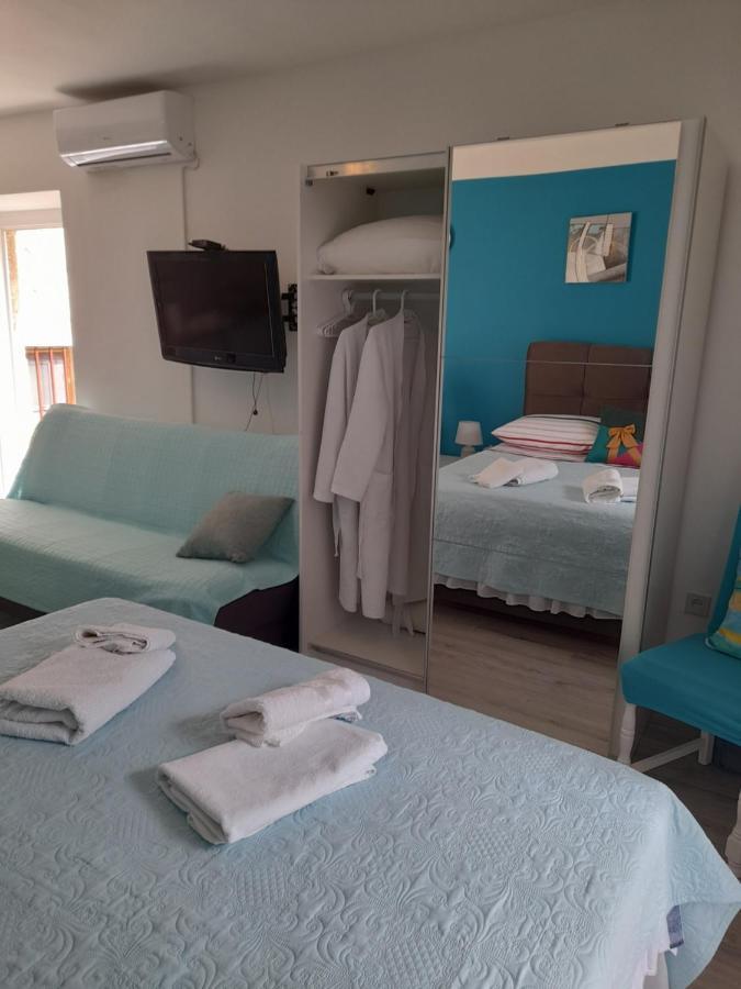 Apartment Filomena In The Center Komiza Bagian luar foto